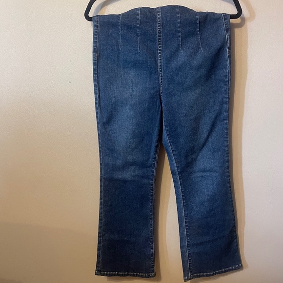 Free People Ultra High Rise Bootcut‎ Crop Jeans - Picture 2 of 4